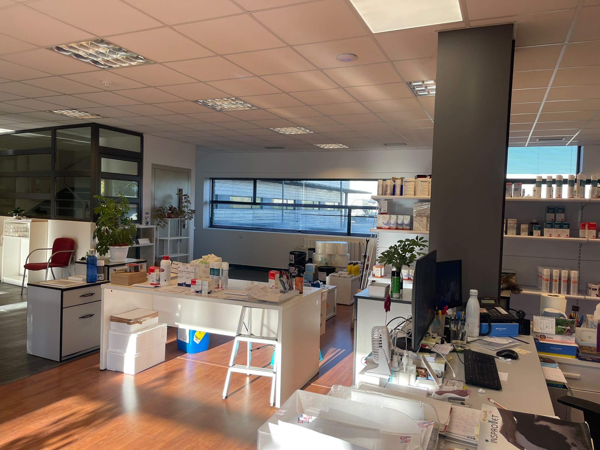 Puestos de trabajo del equipo de Farmacia junto a las estanterías de producto