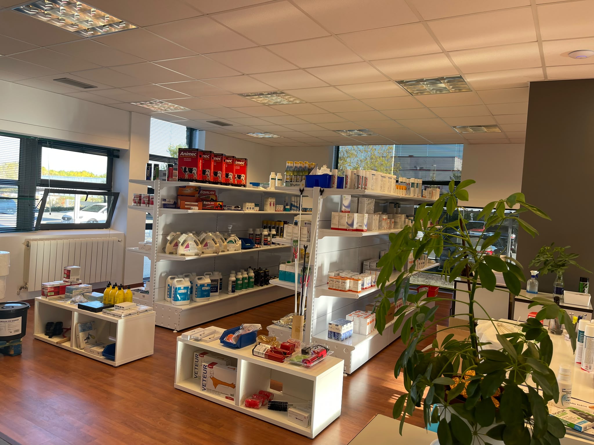 Estanterías con medicamentos veterinarios y material ganadero