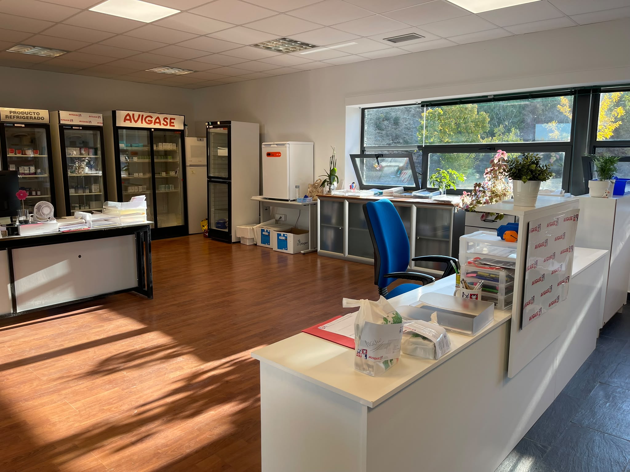 Sala de farmacia de AVIGASE con las cámaras de producto refrigerado y el mostrador de atención
